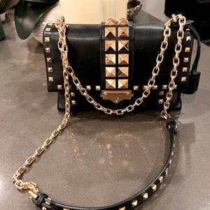 • Shoulder bag
• 9.5"W X 6"H X 5.25"D
• Adjustable strap: 11.25"-19.75"